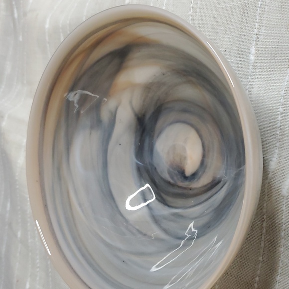 Elegant Swirl Hand-blown Glass Bowl‎ - Picture 2 of 5